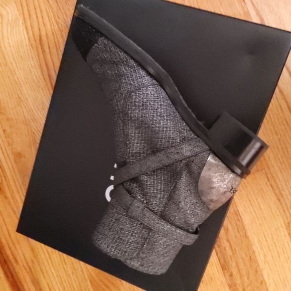 CHANEL💥New💥Pewter & Black Tweed Booties - Picture 3 of 8